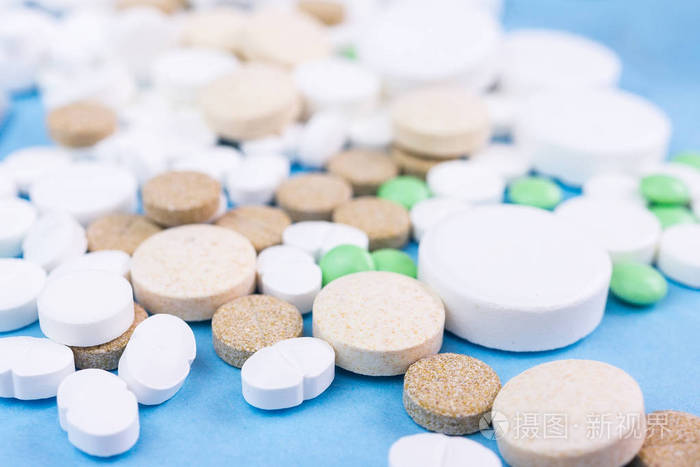 藍(lán)色背景下的醫(yī)藥劑型藝術(shù) 藥丸、片劑、膠囊與栓劑的商業(yè)影像呈現(xiàn)